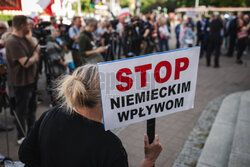 Gdańsk - protest dzielnic przed Radą Miasta