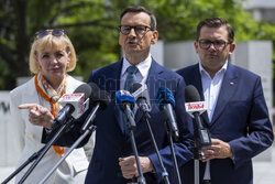 Konferencja Mateusza Morawieckiego przed pomnikiem AK