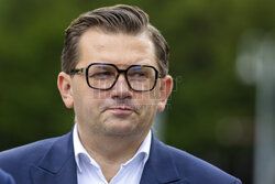 Konferencja Mateusza Morawieckiego przed pomnikiem AK