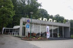 Kawiarnia z widokiem na wybieg słoni w krakowskim zoo