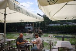 Kawiarnia z widokiem na wybieg słoni w krakowskim zoo