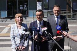 Konferencja posłów PiS przed Szpitalem Południowym