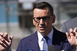 Konferencja posłów PiS przed Szpitalem Południowym