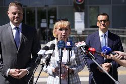 Konferencja posłów PiS przed Szpitalem Południowym