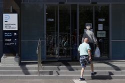 Konferencja posłów PiS przed Szpitalem Południowym