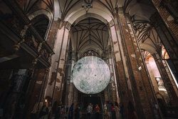 Księżycowa instalacja w dawnym kościele