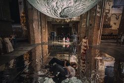 Księżycowa instalacja w dawnym kościele