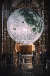 Księżycowa instalacja w dawnym kościele
