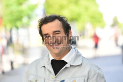 Michał Koterski w jens malowanej bluzie